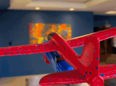 Brincadeiras incríveis com o Avião Estilingue de Isopor